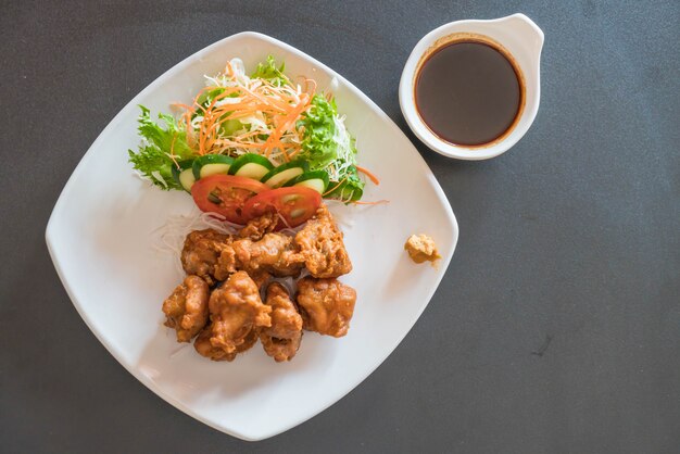 pollo frito con salsa tonkatsu