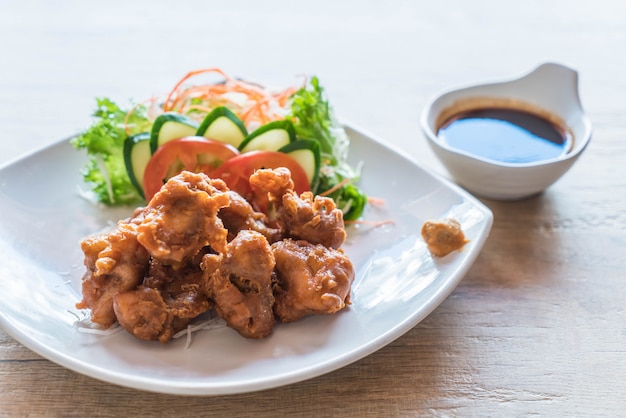 pollo frito con salsa tonkatsu