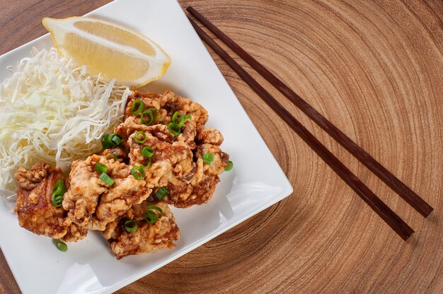 Pollo frito típico japonés llamado karaage