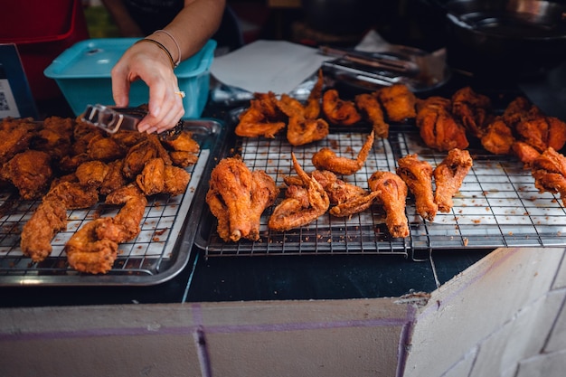 Pollo frito a la venta en la calle