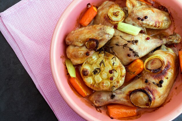Pollo Frito Con Verduras. en un plato gris.