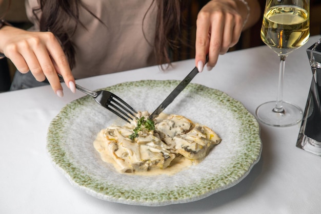 Pollo gorgonzola e beba pedaços de laranja molho de caril verde e sementes de sésamo