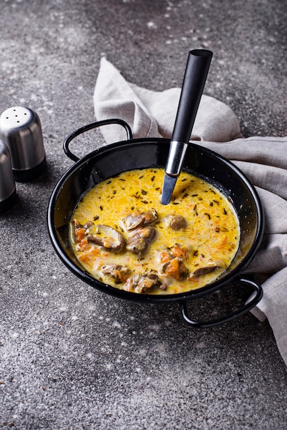 Pollo guisado en crema agria.