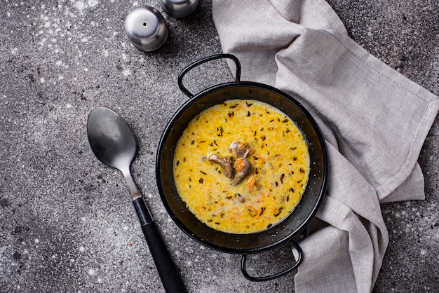 Pollo guisado en crema agria.