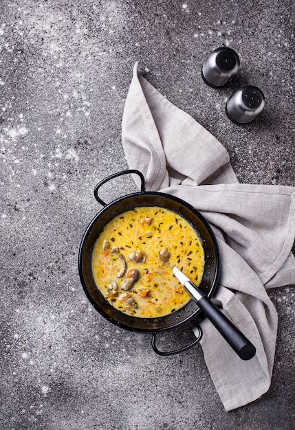 Pollo guisado en crema agria.