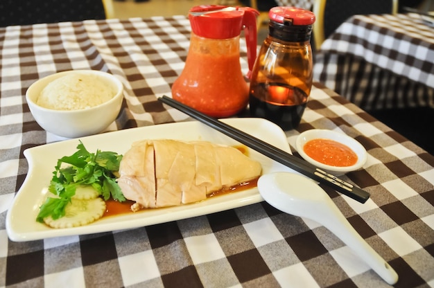 Pollo hainanés con arroz con mantequilla en Singapur