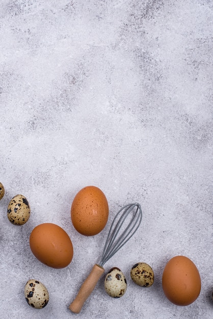 Pollo y huevos de codorniz con batidor