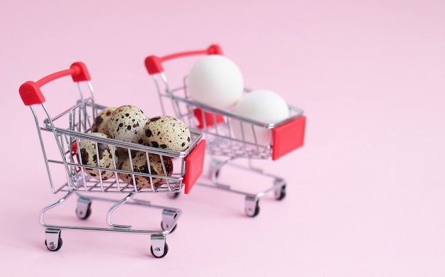 Pollo y huevos de codorniz en carrito de supermercado