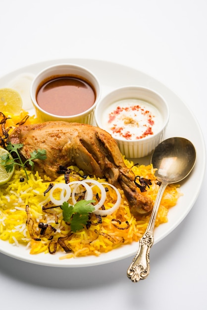 Pollo Hyderabadi o dum biryani, servido en un Kadhai o tazón con salsa de yogur. enfoque selectivo