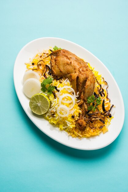 Pollo Hyderabadi o dum biryani, servido en un Kadhai o tazón con salsa de yogur. enfoque selectivo