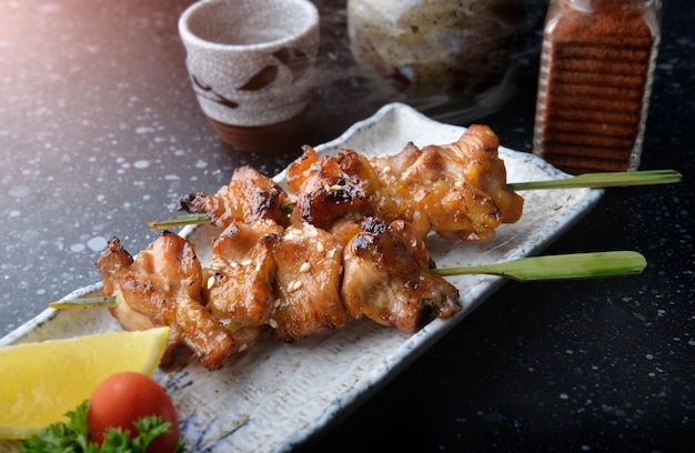 Pollo japonés a la parrilla o yakitori.