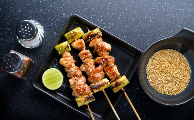 Pollo japonés a la parrilla Yakitori.