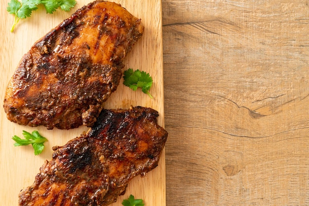 Pollo jerk jamaicano a la parrilla picante - estilo de comida jamaicana