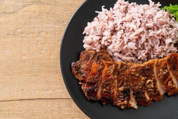 Foto pollo jerk jamaicano picante a la parrilla con arroz - estilo de comida jamaicana