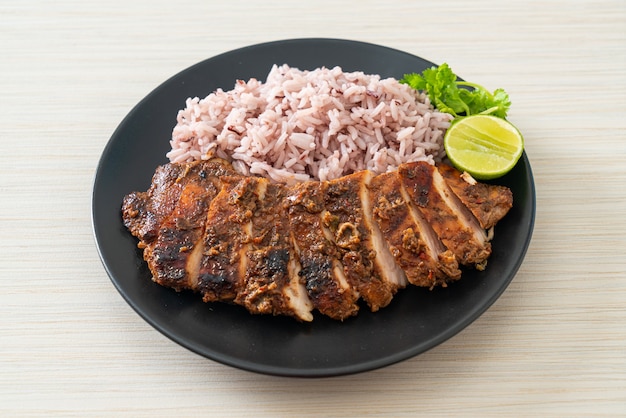 Pollo jerk jamaicano picante a la parrilla con arroz - estilo de comida jamaicana