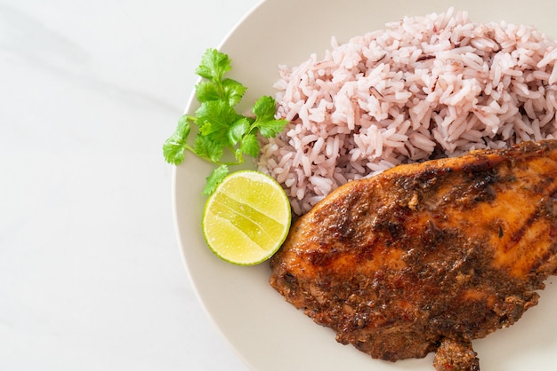 Pollo Jerk jamaicano picante a la parrilla con arroz - estilo de comida jamaicana