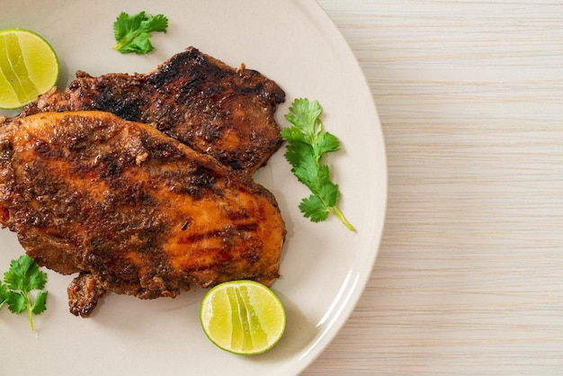 Pollo Jerk jamaicano picante a la parrilla - estilo de comida jamaicana