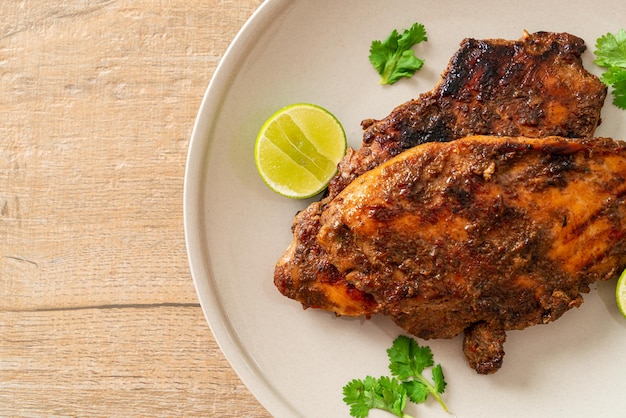 Pollo Jerk jamaicano picante a la parrilla estilo comida jamaicana