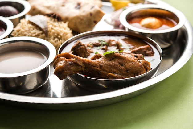 El pollo Kolhapuri Thali es un popular plato de comida asiática de la India que consiste en carne de ave, huevo al curry con chapati, arroz, ensalada y dulce Gulab Jamun.