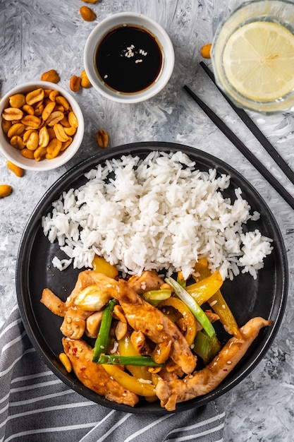 Pollo Kung Pao, sichuan chino frito salteado con pollo, maní, verduras y chiles.