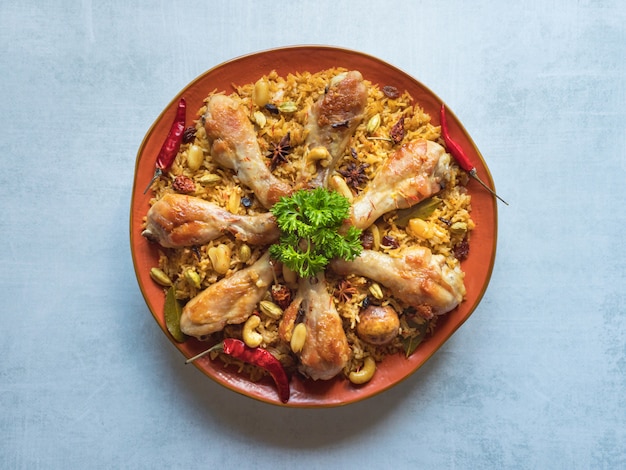 Pollo Makbous Al-Thahera, comida tradicional en la región árabe.