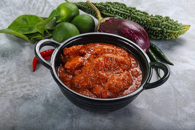 Pollo a la mantequilla de cocina india con salsa y especias