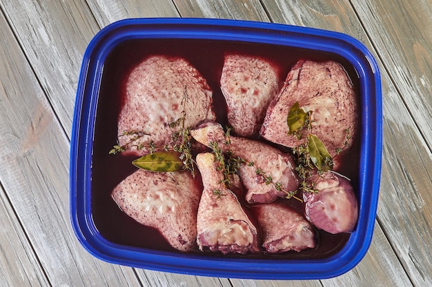 Pollo marinado al vino tinto con romero en caja