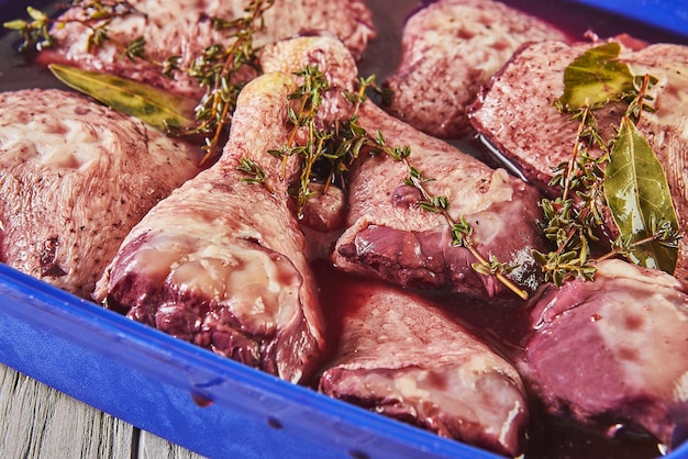 Pollo marinado al vino tinto con romero en caja