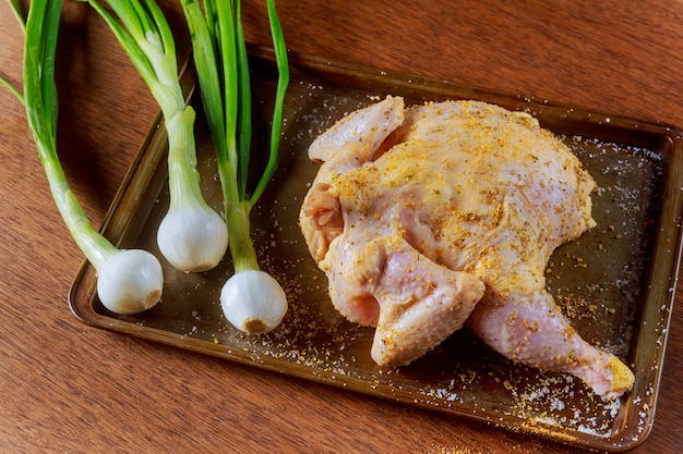 Pollo marinado sabroso y jugoso en una tabla de cortar