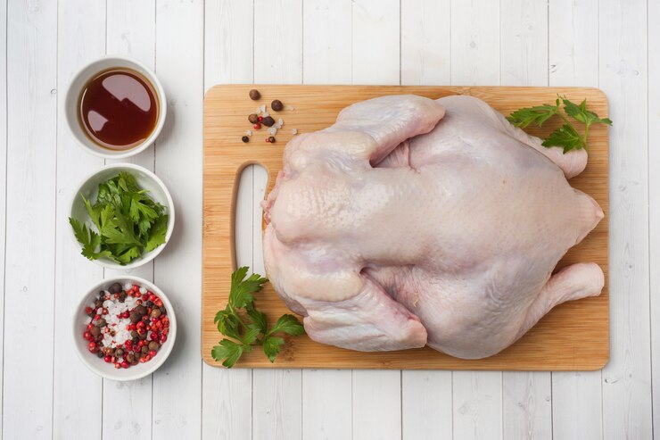 pollo en la mesa de madera