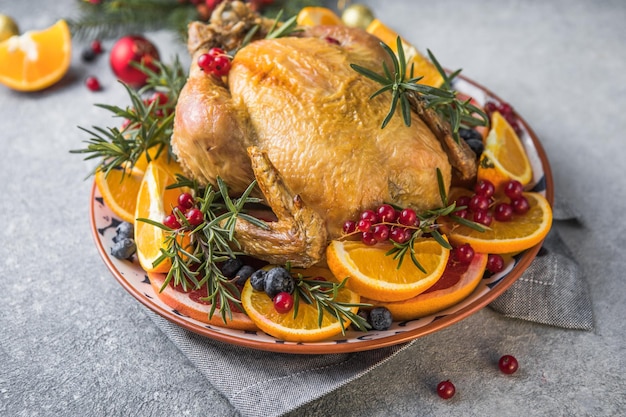 Pollo o pavo asado. Comida festiva tradicional para Navidad o Acción de Gracias. Cena de Navidad. Ajuste de la tabla de vacaciones de invierno. Navidad