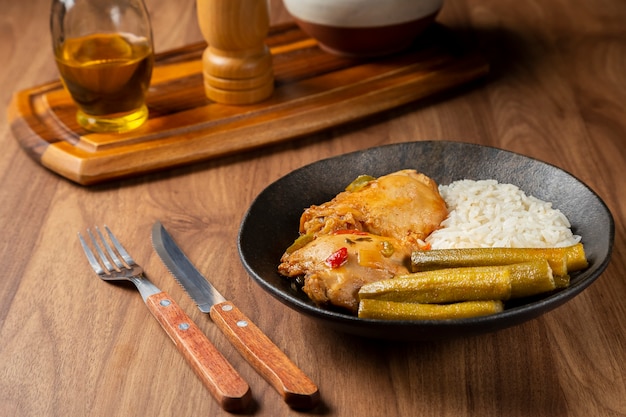 Foto pollo con okra y arroz plato típico brasileño