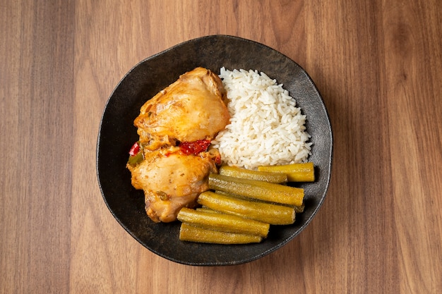 Pollo con okra y arroz Plato típico brasileño