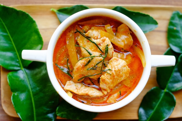 Foto pollo paneang curry. cocina tailandesa