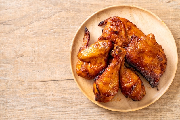 Pollo a la parrilla y barbacoa en la mesa