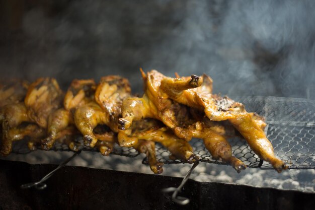 Pollo en la parrilla de la barbacoa