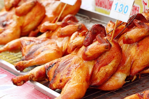 pollo a la parrilla en la comida de la calle