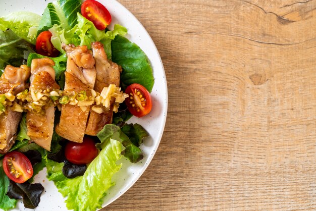 pollo a la parrilla con ensalada de vegetales