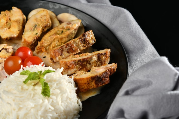 Pollo a la parrilla . Filete de pollo frito y ensalada de verduras frescas de tomates,