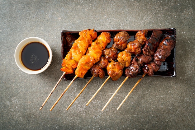 Pollo a la parrilla japonés o yakitori servido al estilo izakaya