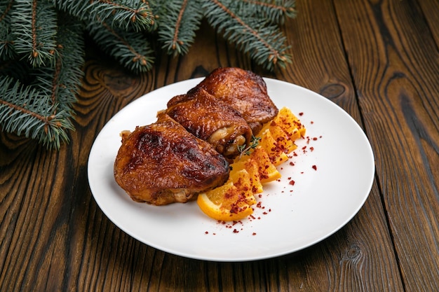 Pollo a la parrilla en una mesa de madera Cena de Navidad