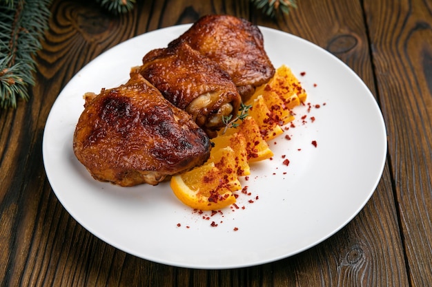 Pollo a la parrilla en una mesa de madera Cena de Navidad