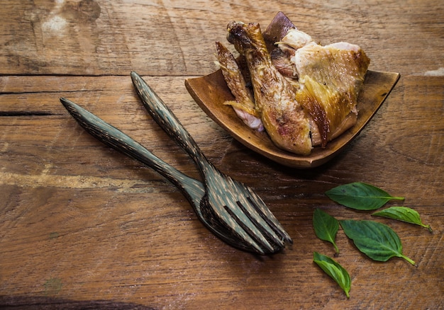 Foto pollo a la parrilla en la mesa de madera