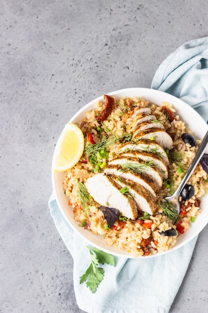 Pollo a la parrilla o pavo con arroz y verduras.