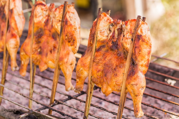 Pollo a la parrilla en la parrilla