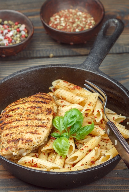 Pollo a la parrilla y pasta Penne