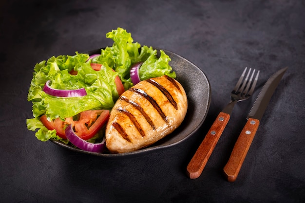 Pollo a la parrilla sabroso con ensalada