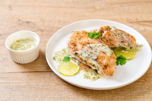 pollo a la parrilla con salsa de lima y limón