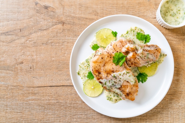 pollo a la parrilla con salsa de lima y limón