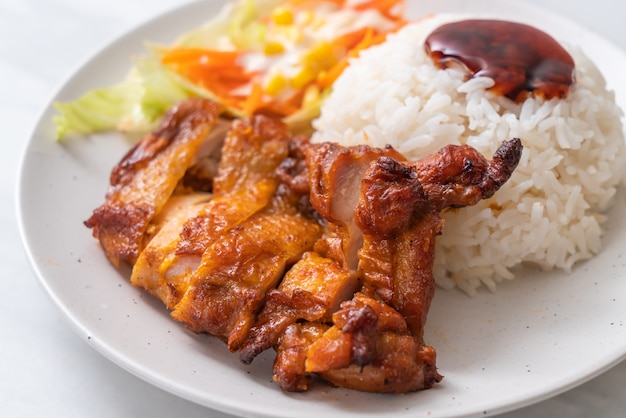pollo a la parrilla con salsa teriyaki y arroz